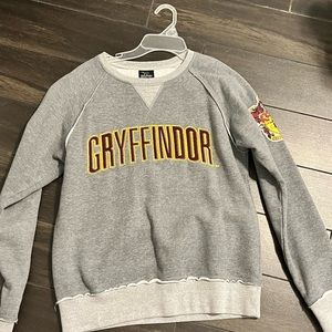 Griffyndor sweatshirt.